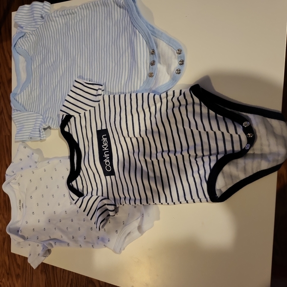 𝅺3 Pieces Shirt Onesies Bodysuit CK and No Brand - Picture 1 of 4